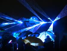 Spectaculaire lasershow in Arnemuiden op Koningsdag: ‘Het spatte ervan af’