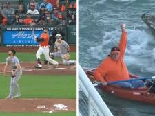 Deux fans se disputent une balle de Home run en canoë