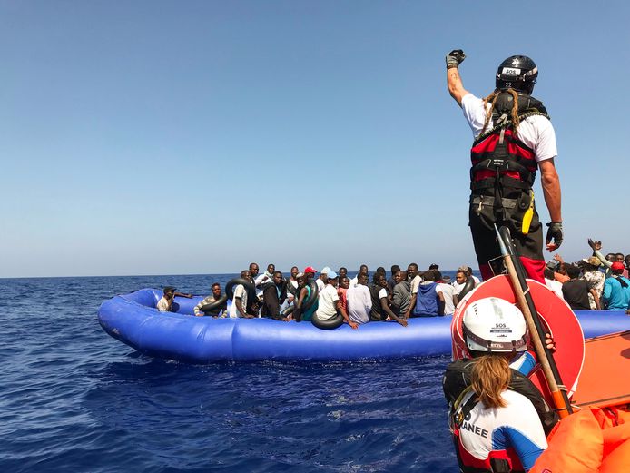 Een reddingsbrigade van het schip Ocean Viking redt een boot vol migranten.