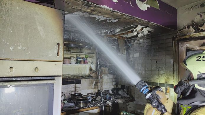 Door de brand is de keuken zwaar beschadigd.