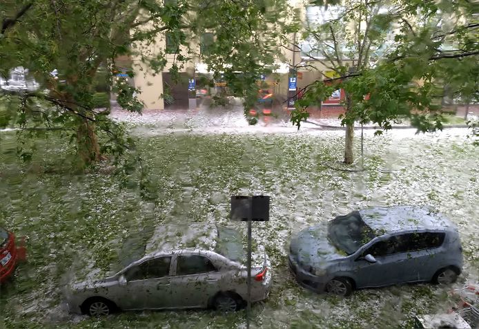 Ook elders in Australië zorgden zandstormen, hagel en plotselinge overstromingen voor wateroverlast, zoals hier in hoofdstad Canberra.