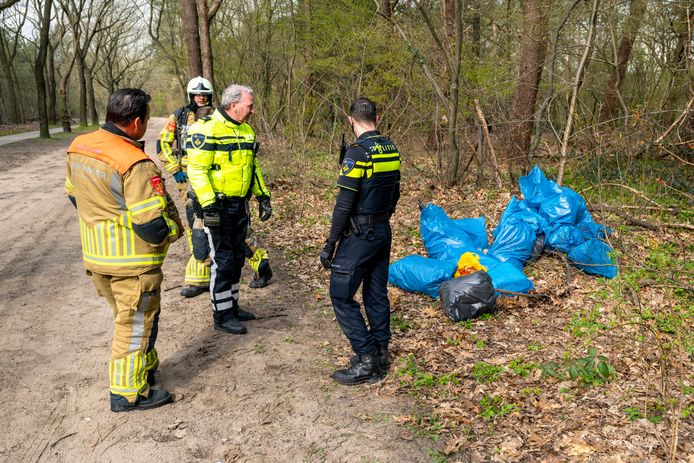OOSTERHOUT, Netherlands, 14-04-2021,  De politie heeft woensdagochtend op een bospad aan de Pannenhuisstraat een aantal vuilniszakken aangetroffen met hennepafval.