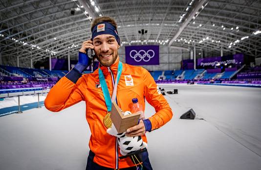 Kjeld Nuis wordt na zijn tweede goud op de 1000 meter gebeld door premier Mark Rutte.