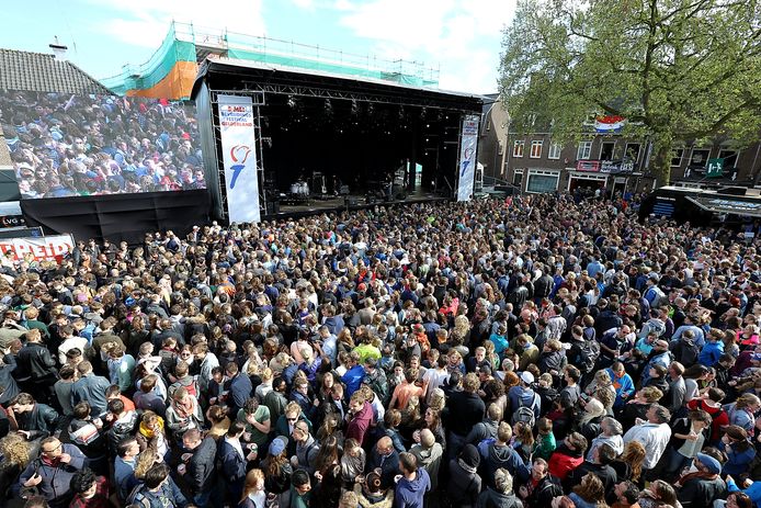 Drukte op de Wageningse Markt. De stad passeert waarschijnlijk dit jaar de grens van 40.000 inwoners. Als dat gebeurt, zal de vergoeding voor raadsleden stijgen.