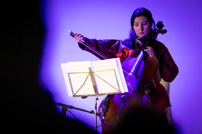De in Rotterdam woonachtige Oekraïense celliste Katja Dirven-Didychenko maakt onderdeel uit van het Orkest voor de Vrede