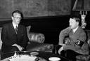 Adolf Hitler praat met Arthur Seyss-Inquart.