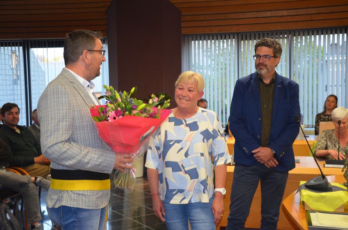 Viroloog Steven Van Gucht wordt gehuldigd als ereburger in Denderleeuw. Ook buurvrouw Conny werd in de bloemetjes gezet.
