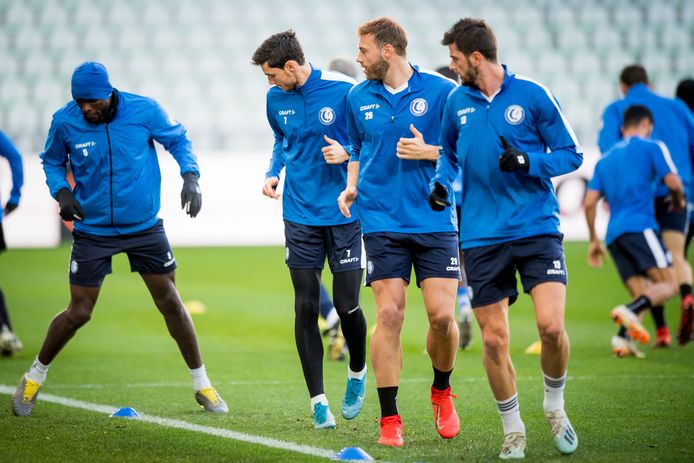 'Wat doet Ngadeu nu?', zie je Yaremchuk, Depoitre en Kvilitaia denken. De drie spitsen bewegen alvast stijlvoller over het veld.