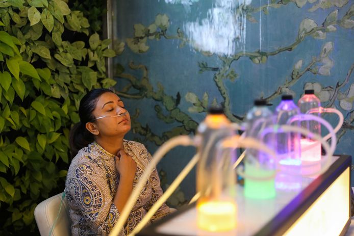 Une femme respire de l’air oxygéné en échange d’argent dans un bar prévu à cet effet, New Delhi, le 15 novembre 2019.