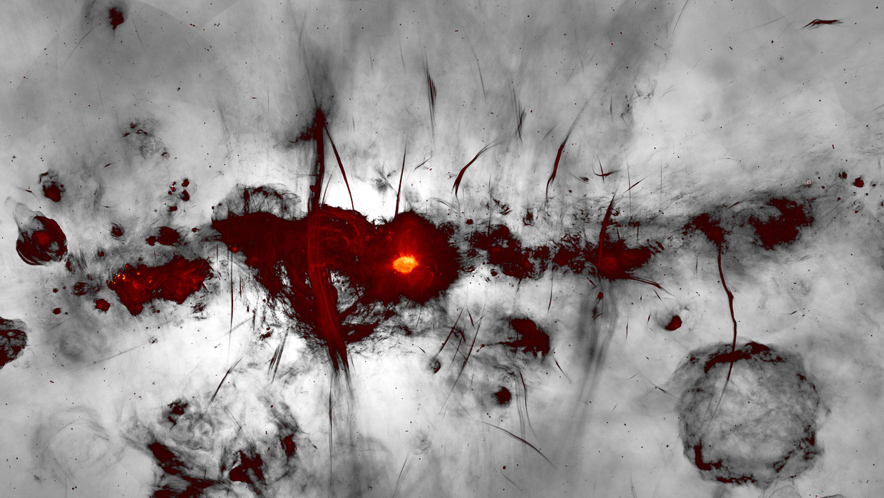 De chaos in het centrum van de Melkweg, met in het midden het superzware zwarte gat Sagittarius A*. Van links naar rechts is het afgebeelde gebied zo’n 1.500 keer groter dan ons eigen zonnestelsel. Beeld I. Heywood, SARAO