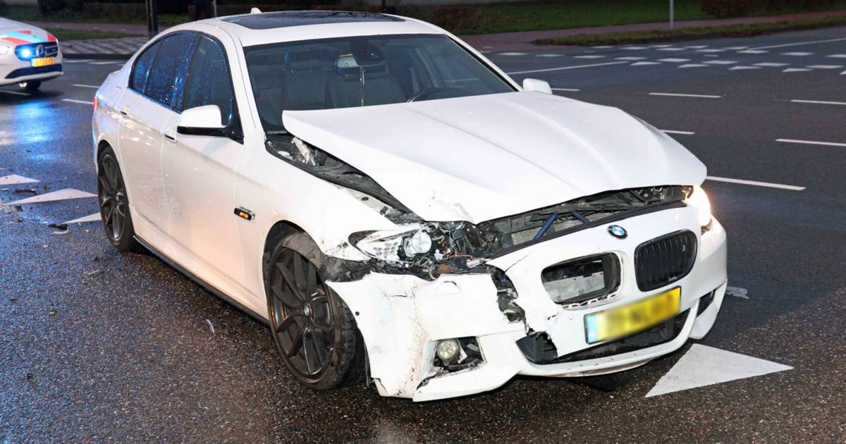 Twee autos zwaar beschadigd bij botsing op kruising in Waalwijk.