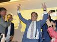 N-VA-voorzitter Bart De Wever viert de verkiezingswinst met de V van victorie tijdens een partijbijeenkomst in Brussel, zondagavond.