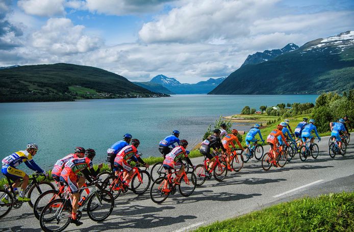 Het peloton over de Noorse wegen in de Arctic Race of Norway.