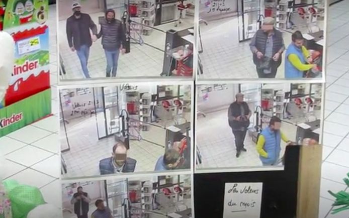 De 'dieven van de maand' aan de ingang van de Intermarché.