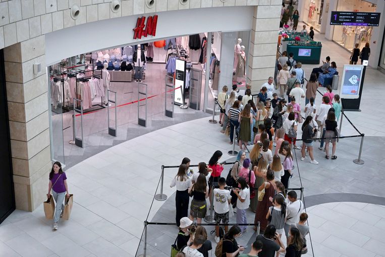 De H&M in Moskou ging begin augustus nog heel even open voor de laatste uitverkoop, en is nu definitief uit Rusland vertrokken. Begin maart gingen de winkels al tijdelijk dicht. Beeld AFP