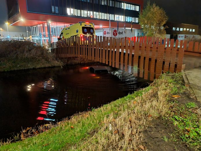 De bestuurder van de auto kon op eigen kracht het voertuig verlaten.