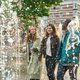 Amsterdam komt er goed van af in ‘Modern Love’, dat de veelkleurigheid van de stad en de liefde omhelst ★★★☆☆