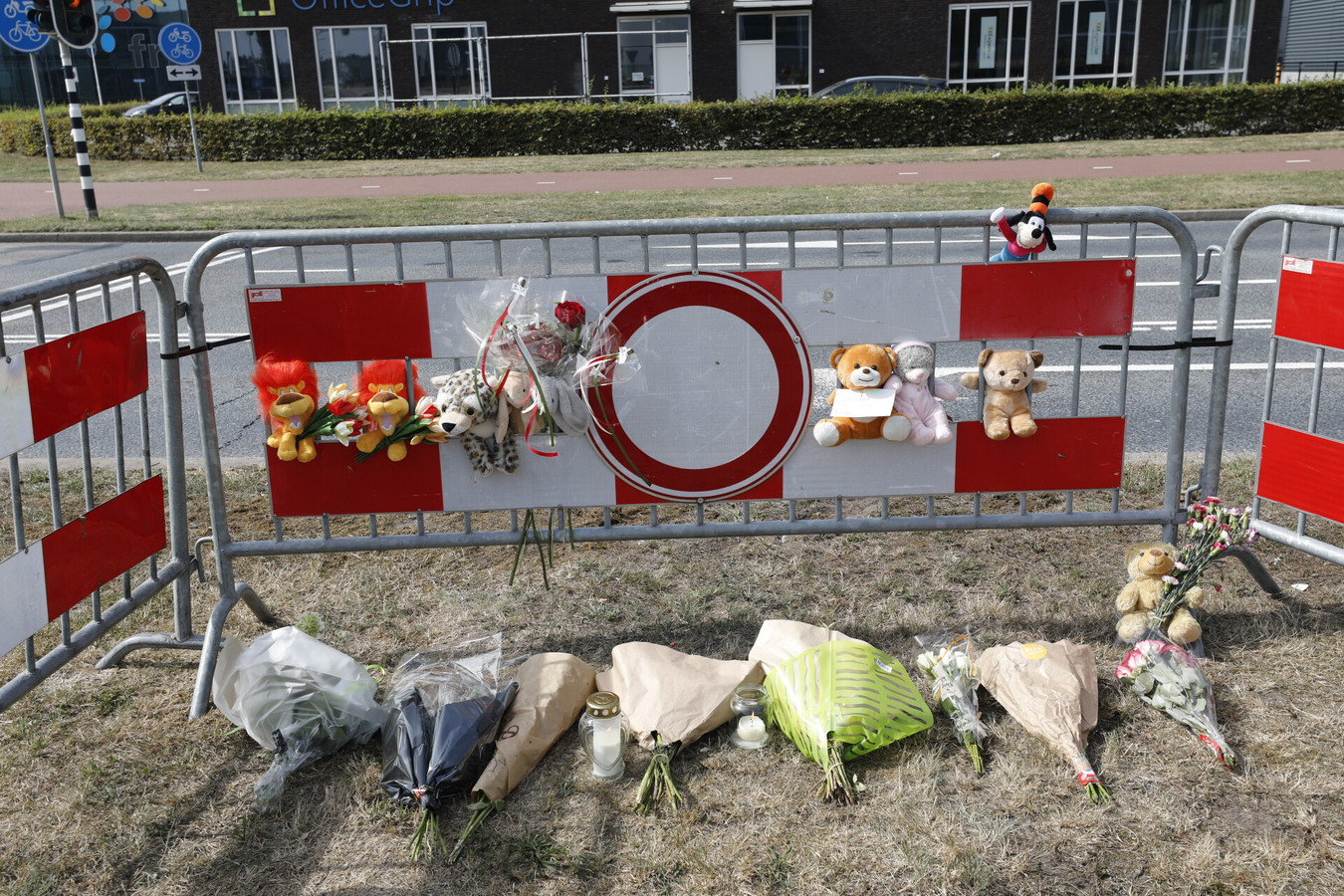 Bloemen en knuffels op plaats van dodelijk ongeluk in Oud Gastel Foto