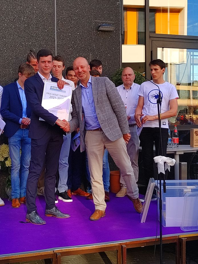 BEMAS-directeur Wim Vancauwenberghe kwam de prijs overhandigen.