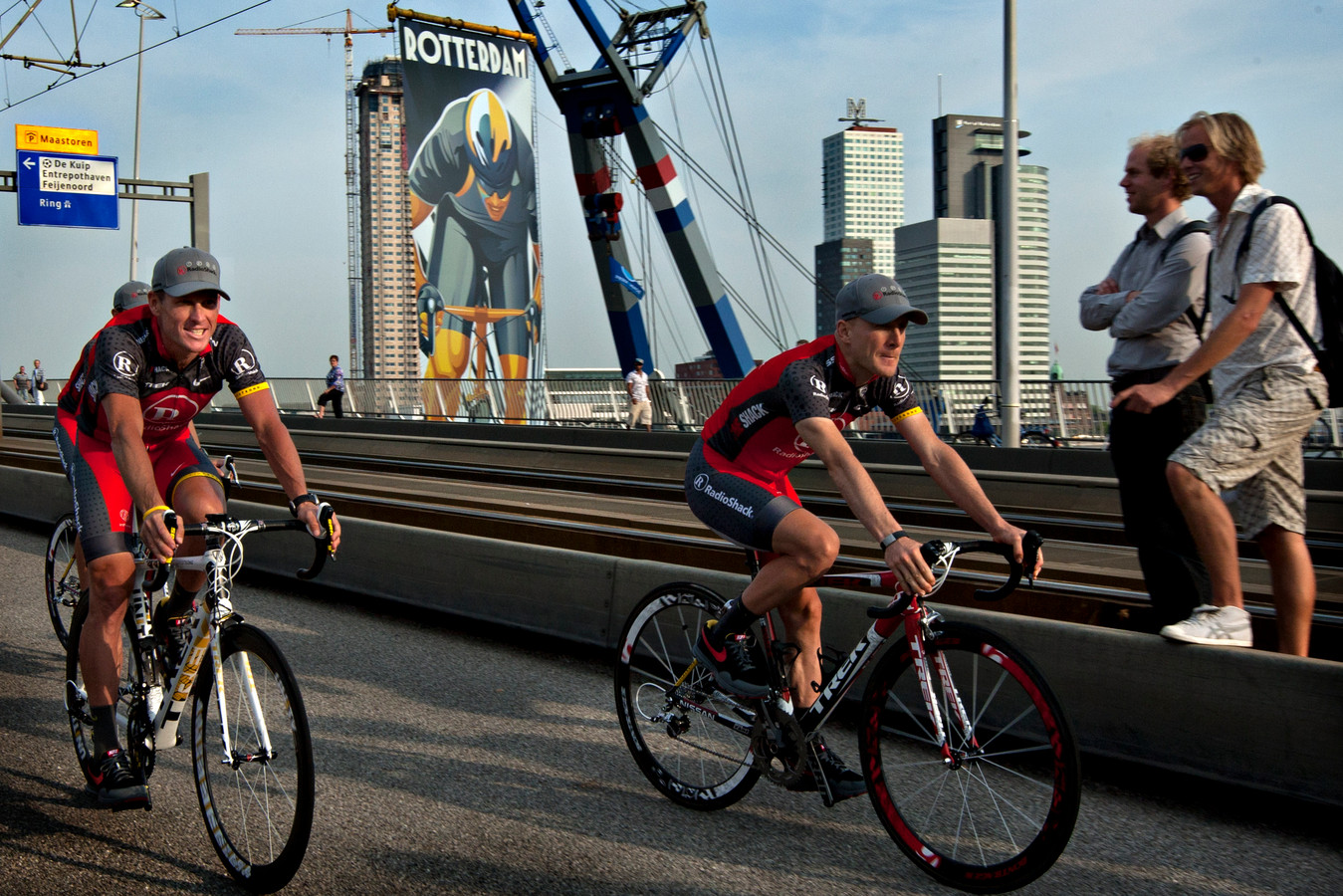 Lance Armstrong rijdt over de Erasmusbrug.
