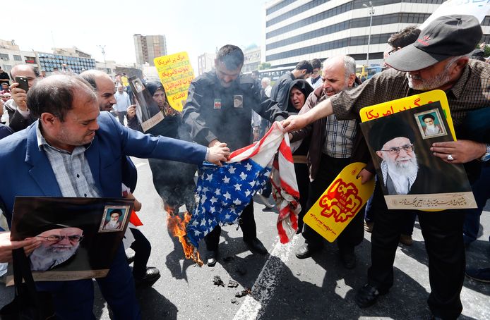 Iraanse betogers steken in Teheran een Amerikaanse vlag in brand.