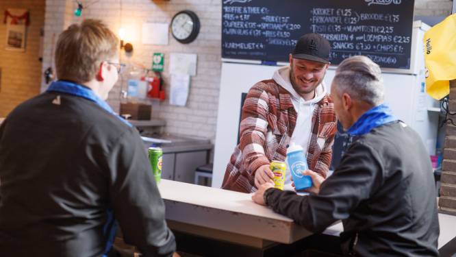 Hoe houd je de kantine open met een handjevol vrijwilligers? ‘In de proefwerkweek is de frituur dicht’