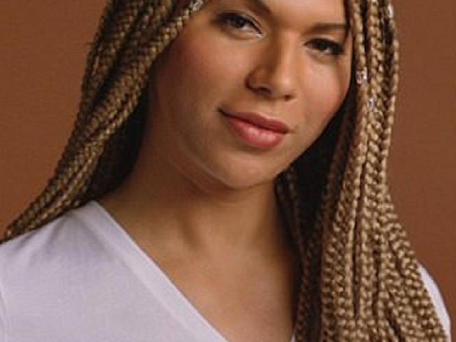 L'Oréal ontslaat transgendermodel dat "alle blanken" racistisch noemt