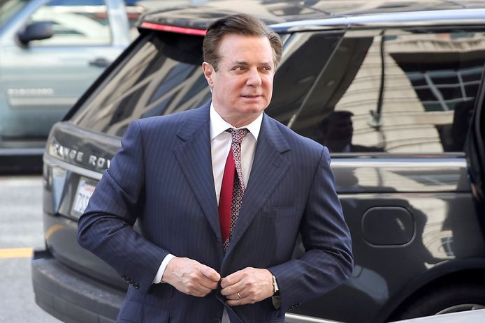 FILE PHOTO: Former Trump campaign manager Paul Manafort arrives for arraignment on a third superseding indictment against him by Special Counsel Robert Mueller on charges of witness tampering, at U.S. District Court in Washington, U.S. June 15, 2018. REUTERS/Jonathan Ernst/File Photo