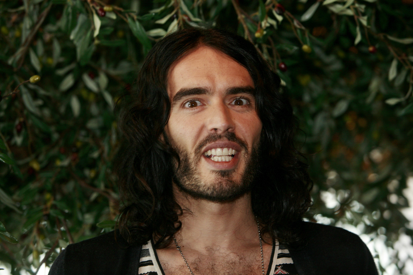 Russell Brand reageert voor het eerst op beschuldigingen van ...