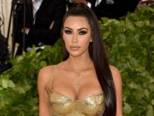 Kim Kardashian draagt loeistrak pak van knalgeel afzetlint en Rihanna is vijfde Teletubby