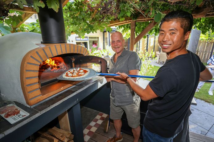 Boyd Montulet en zijn vader hebben in hun achtertuin in Eindhoven een authentieke pizzaoven gebouwd.