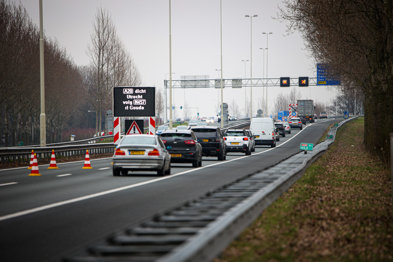 Spoedreparatie voor verkeersstremming op de A20 richting Gouda Foto AD.nl