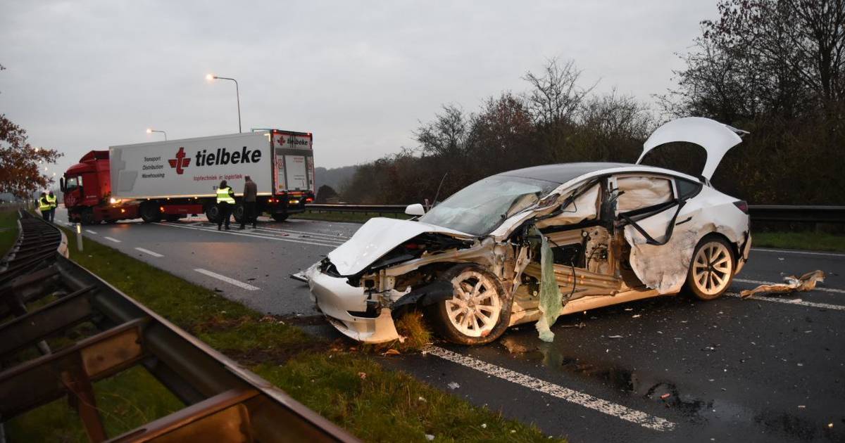 A35 tussen Hengelo en Enschede dicht na ongeluk tussen auto en vrachtwagen.