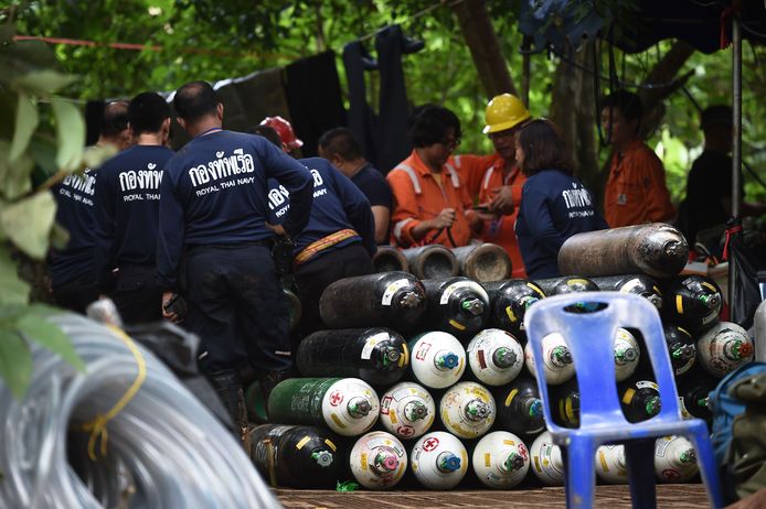 Thaise reddingswekers bij een grote hoeveelheid zuurstofflessen aan de Tham Luang-grot.