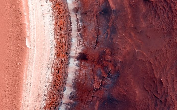 De signalen die de wetenschappers zien komen overeen met die van de poolkappen van Mars, waarvan men weet dat ze zeer rijk zijn aan ijs