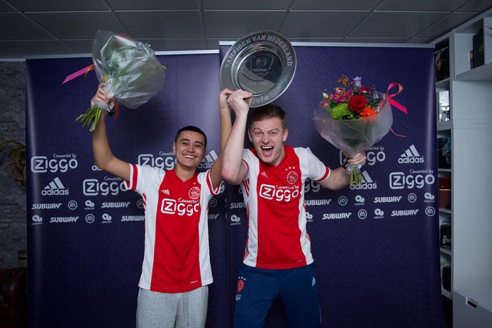 Tjardo Paliama (links) en Dani Hagebeuk wonnen in de finale van de eDivisie met 2-0 van Vitesse. Hiermee wonnen ze 25.000 euro en de landstitel.
