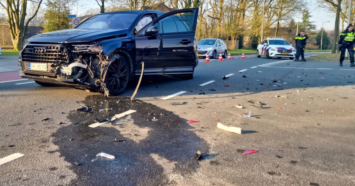 Forse schade bij aanrijding in Enschede, slachtoffer naar ziekenhuis.