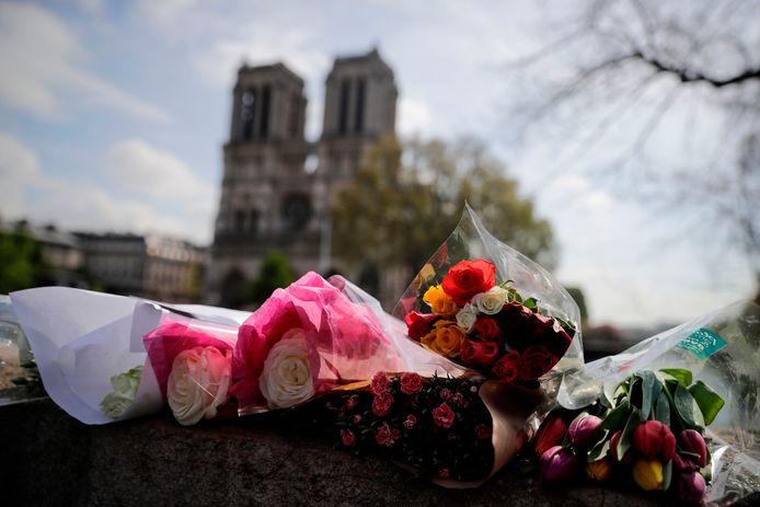 Verschillende passanten legden bloemen neer voor de Notre-Dame.