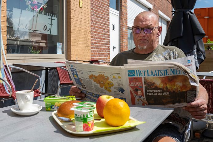 Jan Foubert  voor zijn café, Half Af in Appels