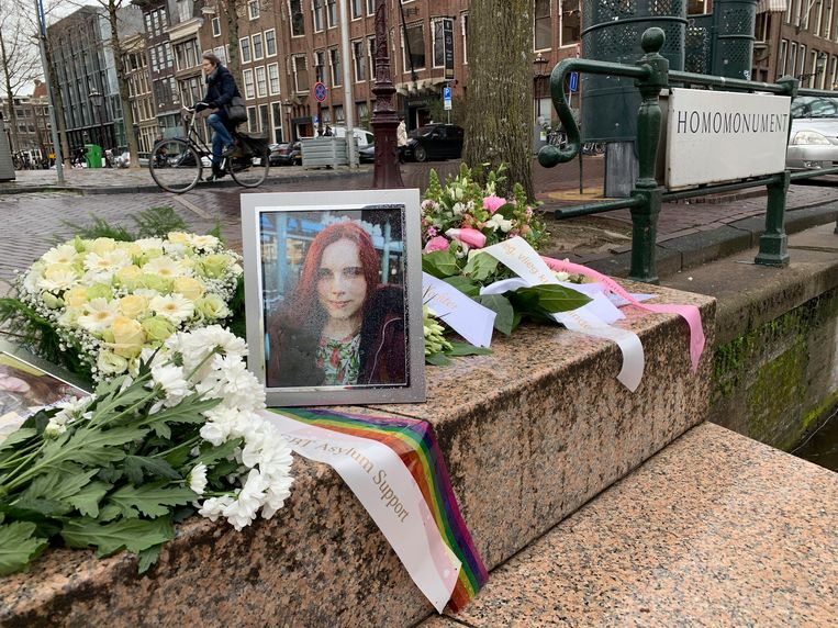 Khina (21) vluchtte uit Rusland naar Nederland en overleed op 27 februari 2023. Na haar crematie herdacht een groep vrienden haar in Amsterdam bij het Homomonument.  Beeld LGBT Asylum Support