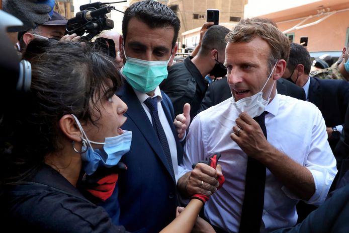 Emmanuel Macron ging de temperatuur meten in de zwaar getroffen wijk Gemayzeh.