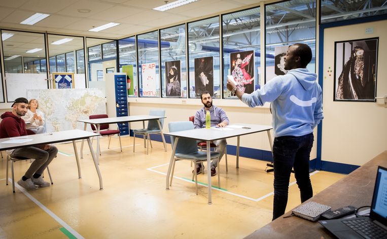 Medewerkers krijgen Nederlandse les in de fabriek. Beeld Negin Zendegani