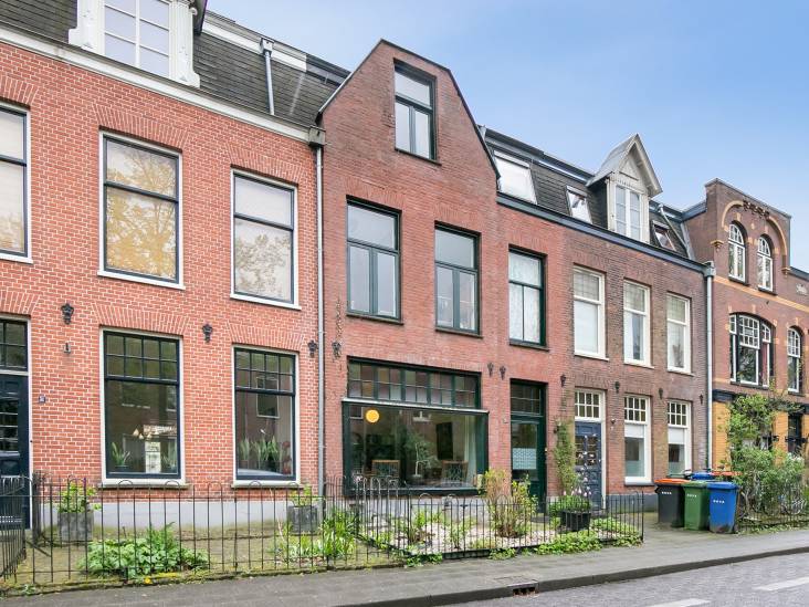 Om de hoek van de Koppelpoort wonen? Dit huis in de Schimmelpenninckstraat staat te koop