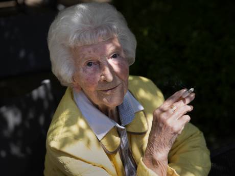 100-jarige Truuske baalt van rookverbod: ‘Waarom oude mensen nog hun sigaretje afnemen?’