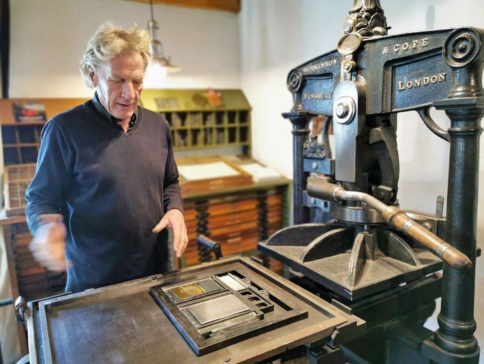 Alles aan de Hoekse spaarzegeltjes, die je straks moet losscheuren en natlikken, is van vroeger. De zegels worden in het atelier van Roeland van der Kley velletje voor velletje gedrukt op een originele Albion pers uit 1858.