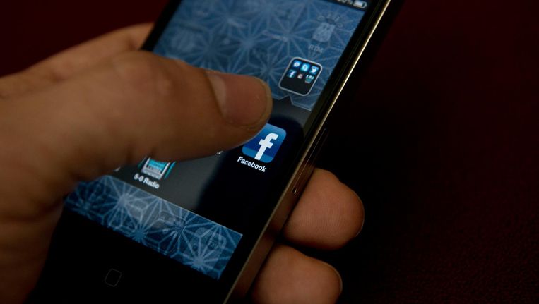 Het gaat om openheid over algoritmes die bepalen wat mensen op Twitter en Facebook te zien krijgen, een overheidscampagne genaamd 'Trap er niet in' en meer informatie over de geldschieters achter politieke advertenties. Beeld afp