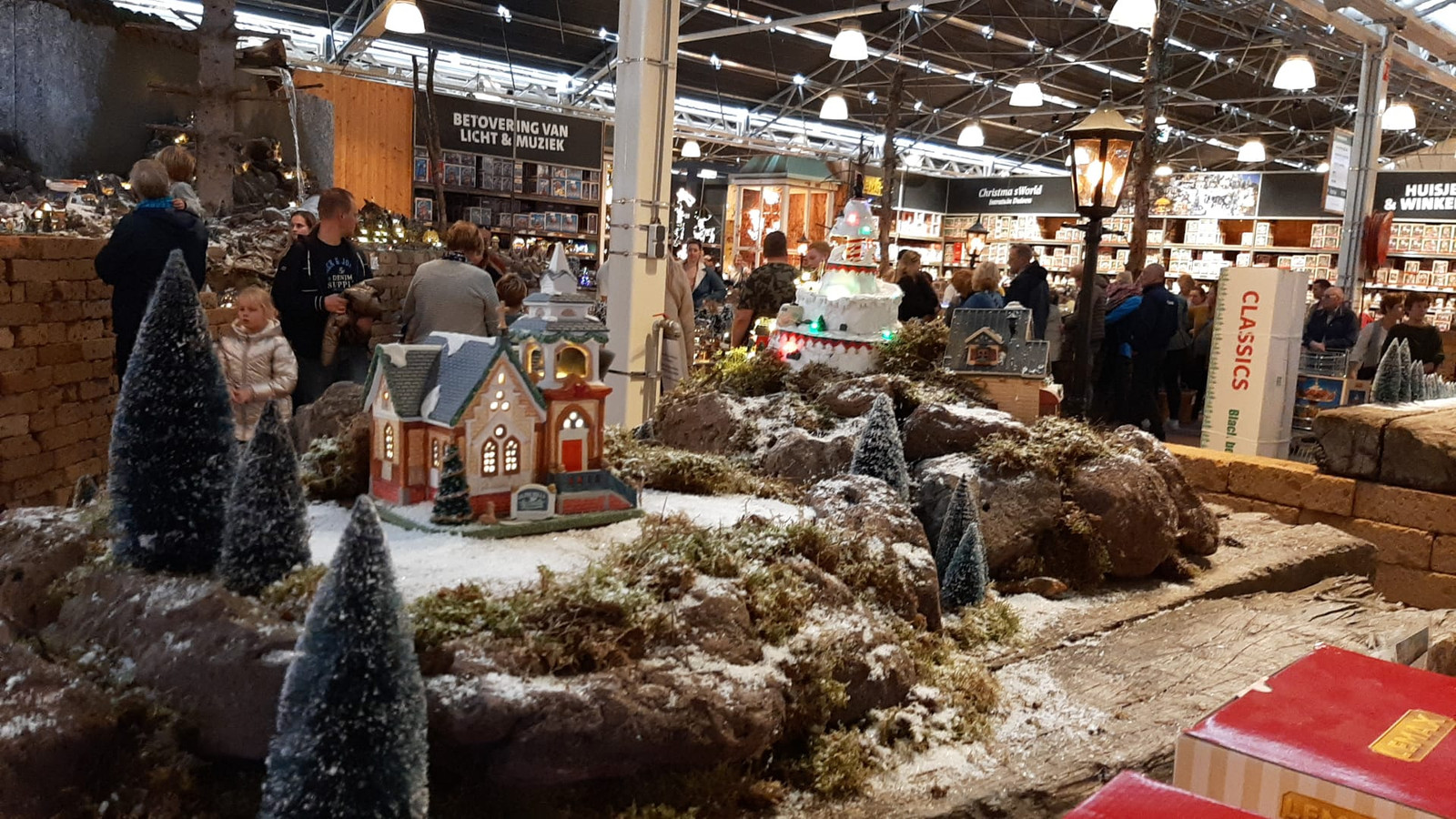 Verkeers­cha­os rond kerstshow bij Intratuin Duiven, auto’s geparkeerd