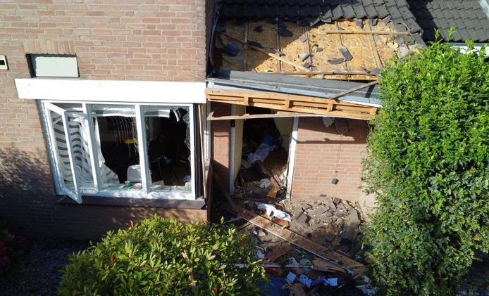 De schade na de explosie in de woning in Den Bosch. Het vermoeden bestaat dat de daders zich hebben vergist. Ze zouden een aanslag hebben willen plegen op een huis in de buurt waar Klaas Otto, voormalig topman van motorclub No Surrender, regelmatig verblijft bij zijn vriendin Gracia K.