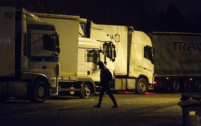 Een nachtelijk beeld op de snelwegparking in Groot-Bijgaarden, waar vluchtelingen tussen de vrachtwagens lopen. Ze zoeken er die naar Engeland gaan en proberen zich dan tussen de lading te verstoppen.