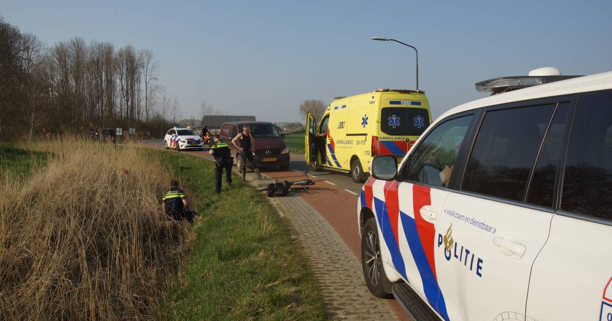 Fietsster belandt in sloot na ongeluk in Sprang-Capelle.
